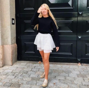 Svart stickad tröja - Så fin stickad tröja med coola knytdetaljer✨ köpt i Köpenhamn, storlek m/l men passar mig som har xs💘