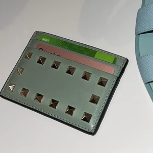 Valentino cardholder  - Säljer min fina gröna korthållare, köpt på FarFetch! Väldigt fint skick och sparsamt använd. 