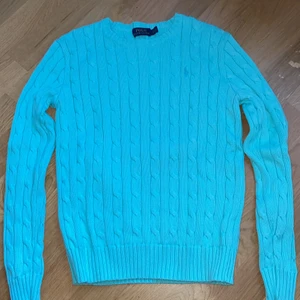 Polo stickad tröja  - En härlig turkos polo stickad tröja. Är ca 1 år gammal men används endast 3 gånger. Storlek: S. Om det finns flera frågor är det bara och höra av sig :)  