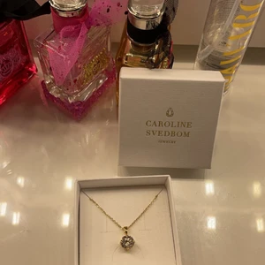 Guldigt Caroline svedbom halsband  - Ett jättefint Caroline svedbom halsband i guld som tyvärr aldrig kommit till användning!(köp direkt för 500kr)