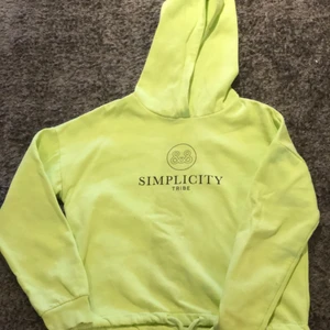 Gina tricot stl xxs - Tröja med knyt vid magen, säljer pga att jag aldrig använder, pris kan diskuteras 