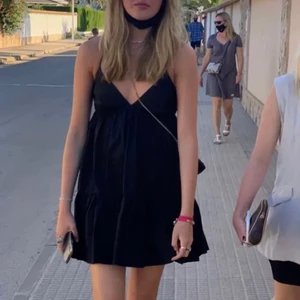 Zara klänning  - Lånad första och sista bild! Intressekoll på denna superfina klänning från zara som inte finns att köpa längre🥰 storlek xs. Perfekt nu till sommaren! Bud: 380