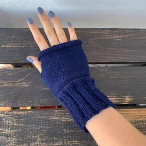 Blå torgvantar - Jag säljer dessa superfina egenstickade blåa torgvantar! Det är bara att kontakta mig vid frågor!🥰 (jag säljer flera liknande i min plick profil)