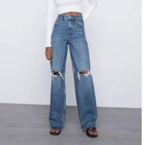 Säljer dessa jeans från zara i strl 32. Jeans wide leg full lenght. De finns inte att köpa på hemsidan längre. Spårbar frakt 66kr.