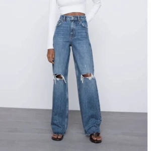 Jeans från zara - Säljer dessa jeans från zara i strl 32. Jeans wide leg full lenght. De finns inte att köpa på hemsidan längre. Spårbar frakt 66kr.