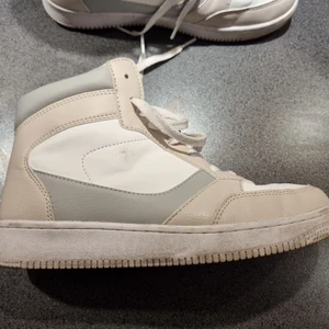 Skor str 39 - Använda men i fint skick, mest använda inomhus så sulan är inte så skadad