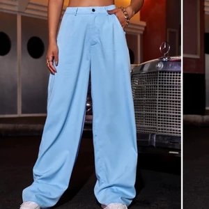 Blåa Kostymbyxor - Blåa Kostymbyxor från shein! Super snygga och luftiga perfekt till sommaren😍  OBS: lite mindre i storleken!