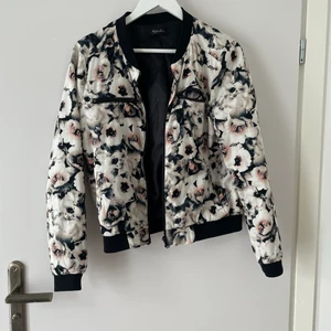 Jacka Repeat - Jacka från Repeat. Nypris 1199:-, mitt pris 700:- eller högsta bud. Gott skick. Finns i Åhus/Kristianstad. 