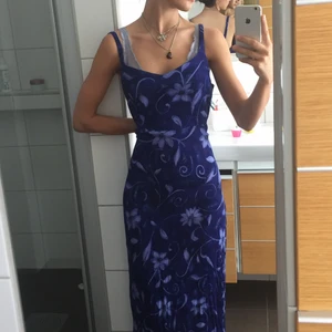 sommarklänning! - Så fin och skön men alldeles för stor för, håller in den p bilden. Rakt över midjan är den typ 35 cm men den är stretchig så passar större med! puss 