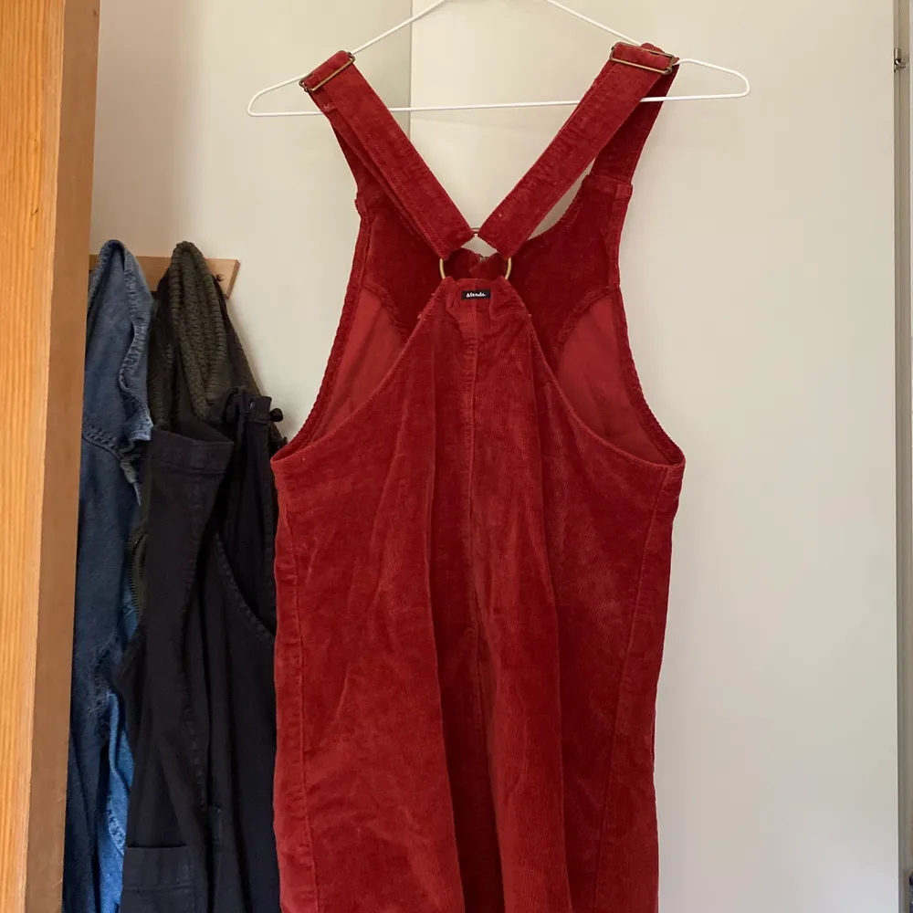 Röd hängselklänning i manchester storlek s, köpt i Australien för nått år sen, tänker 150kr plus 66kr spårbar frakt 🌸. Klänningar.
