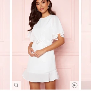 Studentklubben/sommarklänning  - Vit jättefin enkel klänning från bubbelroom, använd endast 1 gång. 