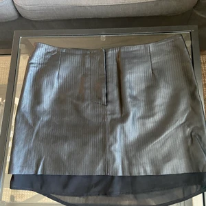 Skinnkjol  - Skinnkjol från H&M Trend (äkta skinn). Nästan oanvänd i storlek 36. 