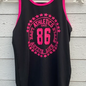 Svart träningslinne  - Bra linne för träning med rosa detaljer