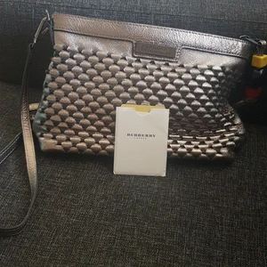 Burberry väska som ny - Rikktigt elegant lagom stor väska i en gulden färg. En riktgit bluberry din för 8000