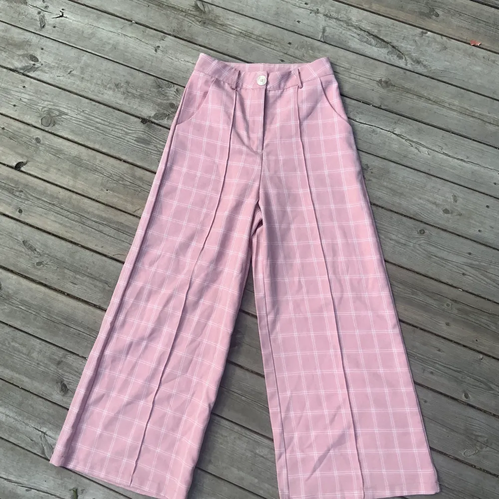 Loose fit, pink plaid pants out of polyester. Jättesköna och perfekta om man inte vill ha shorts på sommaren. Jeans & Byxor.