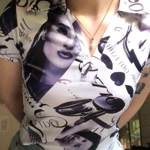 Polo tshirt  - Topp i polo stil med tidningstryck 💞 köpt på humana, märke står ej  