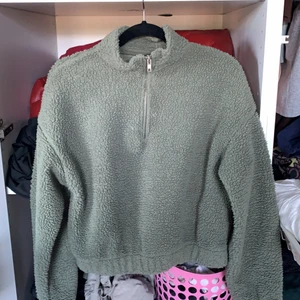 ginatricot - Väldigt fin fluffig grön kofta/tröja i strl S, inte super använd