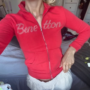 Tröja  - Sjukt snygg tröja med rhinestones köpt second hand, strl XXS och sitter väldigt tajt på mig. Frakt tillkommer. Budgivning vid många intresserade 💞