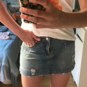 Jeans kjol🥳 - Fin jeans kjol köp secondhand! Är ursprungligen från P&Co. Size M! Säljer pga att den blivit för liten❤️Frakt tillkommer. 66(spårbar) 45( inte spårbar) 
