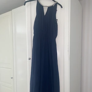 Lång Marineblå balklänning i storlek S - Marineblå balklänning i storlek S med diamant detaljer vid kragen. 
