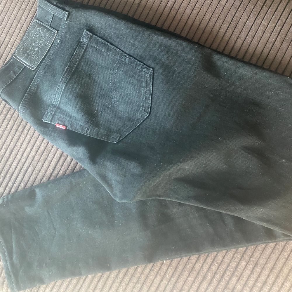 Svarta Levis jeans - Levi's | Plick Second Hand