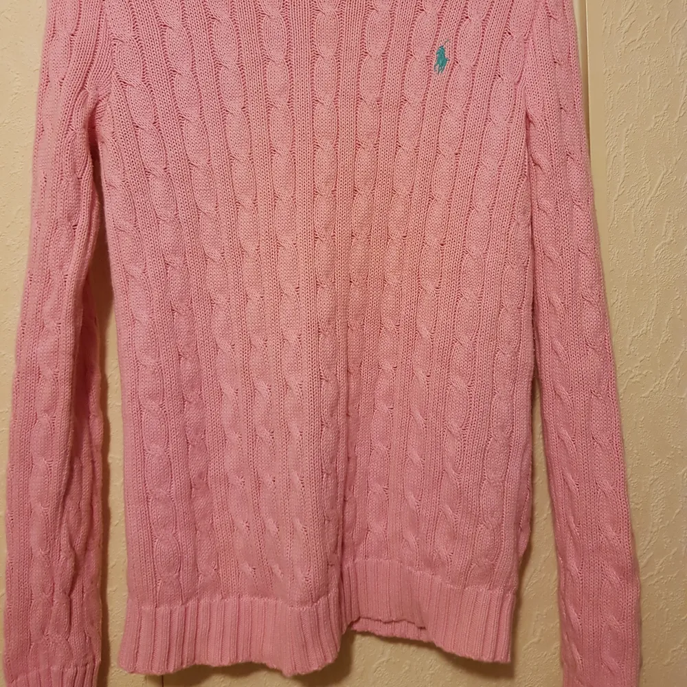 En ralph lauren tröja i rosa färg. Strl S men passar även M. 250kr med frakt. . Övrigt.
