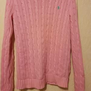 En ralph lauren tröja i rosa färg. Strl S men passar även M. 250kr med frakt. 