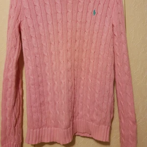 Stickad Rosa Ralph Lauren tröja - En ralph lauren tröja i rosa färg. Strl S men passar även M. 250kr med frakt. 