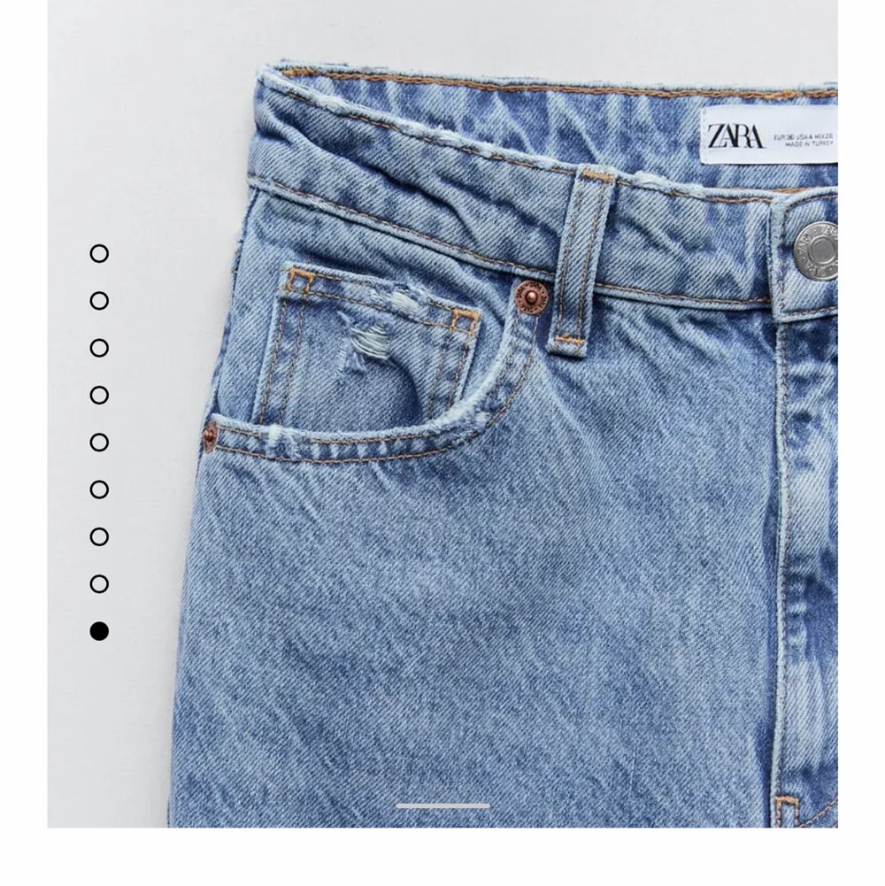 Säljer mina helt nya oanvända jeans från Zara, med lappen kvar! Storlek 32 och säljer på grund av att dem blev för långa för mig. Nypris 399kr och säljer för 250kr + frakt eller bud!. Jeans & Byxor.