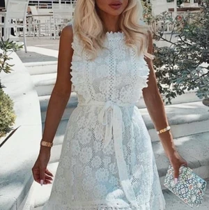 Studentklänning  - Helt ny klänning, använd en gång. Bra skick och inga slitningar. Originalpris 799kr