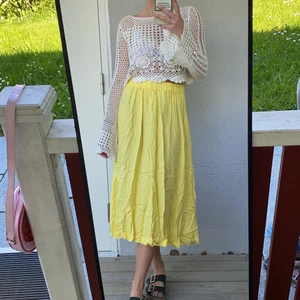 Gul långkjol - Långkjol som en kan ha åt både håll, om man vill ha knappar eller inte! Fickor finns på sidan med knappt :) frakt tillkommer 💕