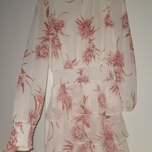 Gina tricot  - Klänning som aldrig är använd super luftig och fin 