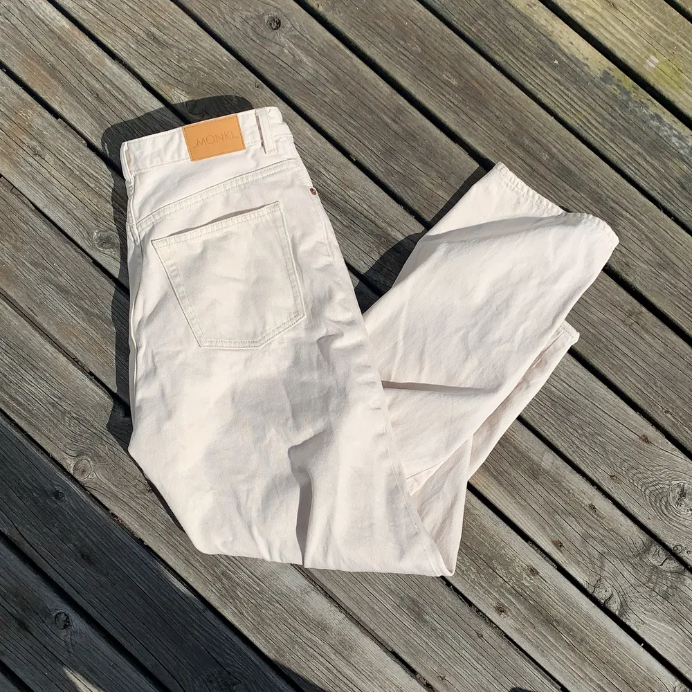Ett par sommarfräsha jeans från monki som tyvärr är för små. Aldrig använda! Strl 28🥰. Jeans & Byxor.