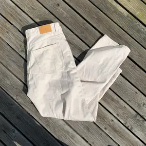 Ett par sommarfräsha jeans från monki som tyvärr är för små. Aldrig använda! Strl 28🥰