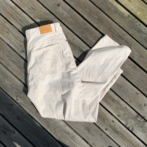 Beigea jeans, Monki - Ett par sommarfräsha jeans från monki som tyvärr är för små. Aldrig använda! Strl 28🥰