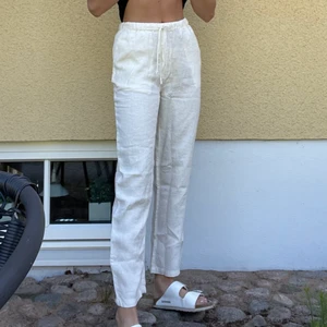 Linnebyxor mango - Säljer linnebyxor då jag tycker de är för korta. Säljer i storlek S men har XS på mig, det är XS på bilden och jag är 164. helt oanvända