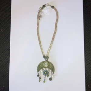 Halsband med amulett  - Jag tror att det är från Danmark. Det är ett fint smycke med en amulett.