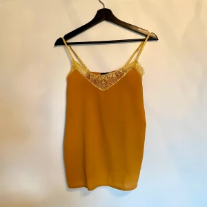 Senapsgul linne från Boohoo i stl 38 (M), knappt använt  - Linne från Boohoo, använd kanske 1-2 gånger • Skickas med posten, frakten kostar 24:-