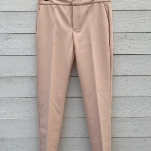 Ljusrosa kostymbyxa - Snygga byxor i gammalrosa, använd väldigt få gånger. 