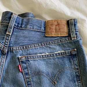 Levis 501 shorts - Levis 501 jeansshorts 🦋 Säljer då de är för små för mig. Väl använda, men fortfarande i bra skick! 🌸🌼🌸