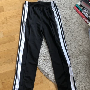 Adidas byxor  - Ett par Adidasbyxor som inte längre kommer till användning. 