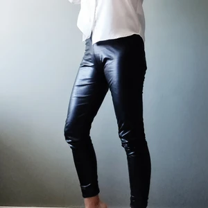 Snygga läderleggings från Junkyard - Fodrade läderleggings (immitation) från Junkyard i storlek small. Använda ett fåtal ggr. 