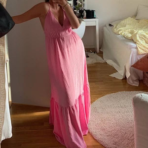 Klänning - Säljer denna populära ginatricotklänning som är helt slutsåld på hemsidan. Endast provad, alla lappar är kvar men har tappat bort kvittot, därför säljer jag här! 🌸 (nypris är 500kr)