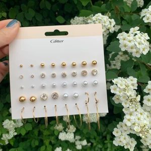 Örhängen  - Stort set med 20 par örhängen som jag fick i present men tyvärr inte kan använda. Säljs ej styckvis då jag vill bli av med alla.