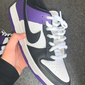 Nike dunk sb low court purple - Använt väldigt få gånger, VNDS. Allt og med kvitto, box och svarta skosnören.