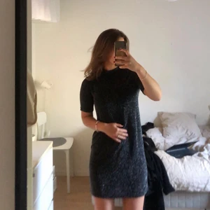 Klänning från Cubus  - Svart glittrig klänning från Cubus i t-shirtmodell. Så fin nu till sommarfester eller varför inte nyår??! Tunt och luftigt tyg som är stretchigt. Säljer pga att jag inte trivs i klänning 🖤🤍 färgen/ glittret syns bäst på sista bilden 