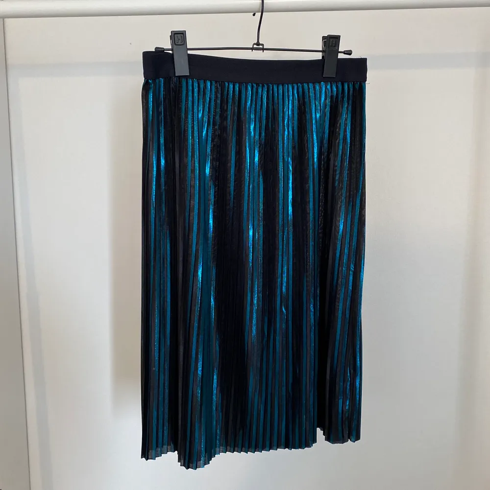 Skimrande plisserad kjol från Monki i supersnygg holografisk färg.. Kjolar.
