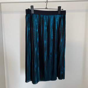 Skimrande plisserad kjol från Monki i supersnygg holografisk färg.