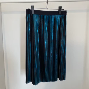 Monki kjol - Skimrande plisserad kjol från Monki i supersnygg holografisk färg.