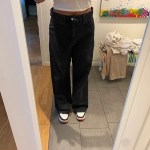 svarta baggy jeans - svarta baggy jeans från Zara! Långa jeans som passar både storlek M och L :) 